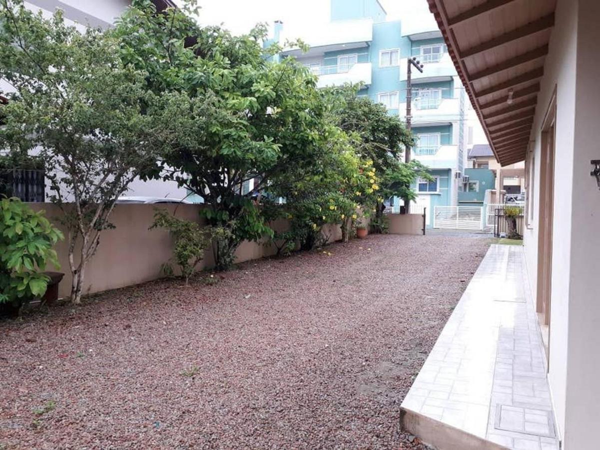 Casa De 03 Dormitorios No Centro De בומבינאס מראה חיצוני תמונה