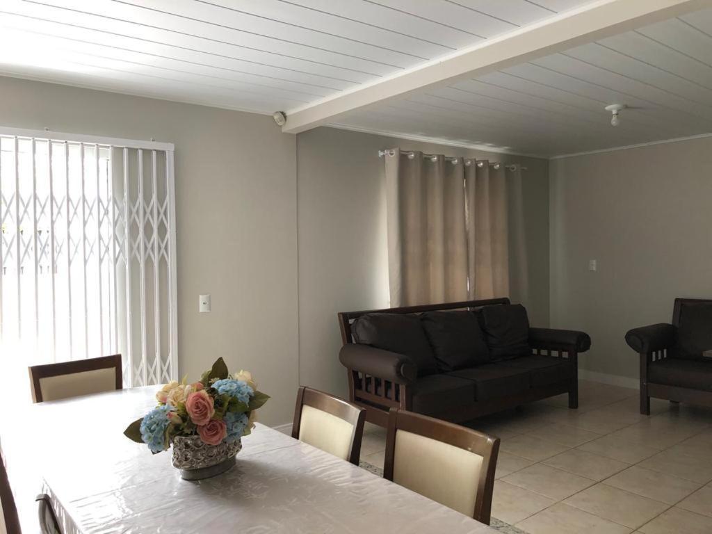 Casa De 03 Dormitorios No Centro De בומבינאס מראה חיצוני תמונה