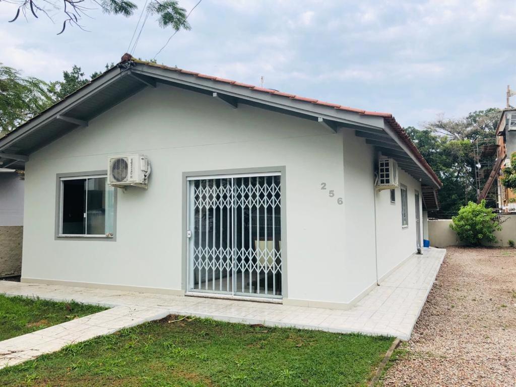 Casa De 03 Dormitorios No Centro De בומבינאס מראה חיצוני תמונה