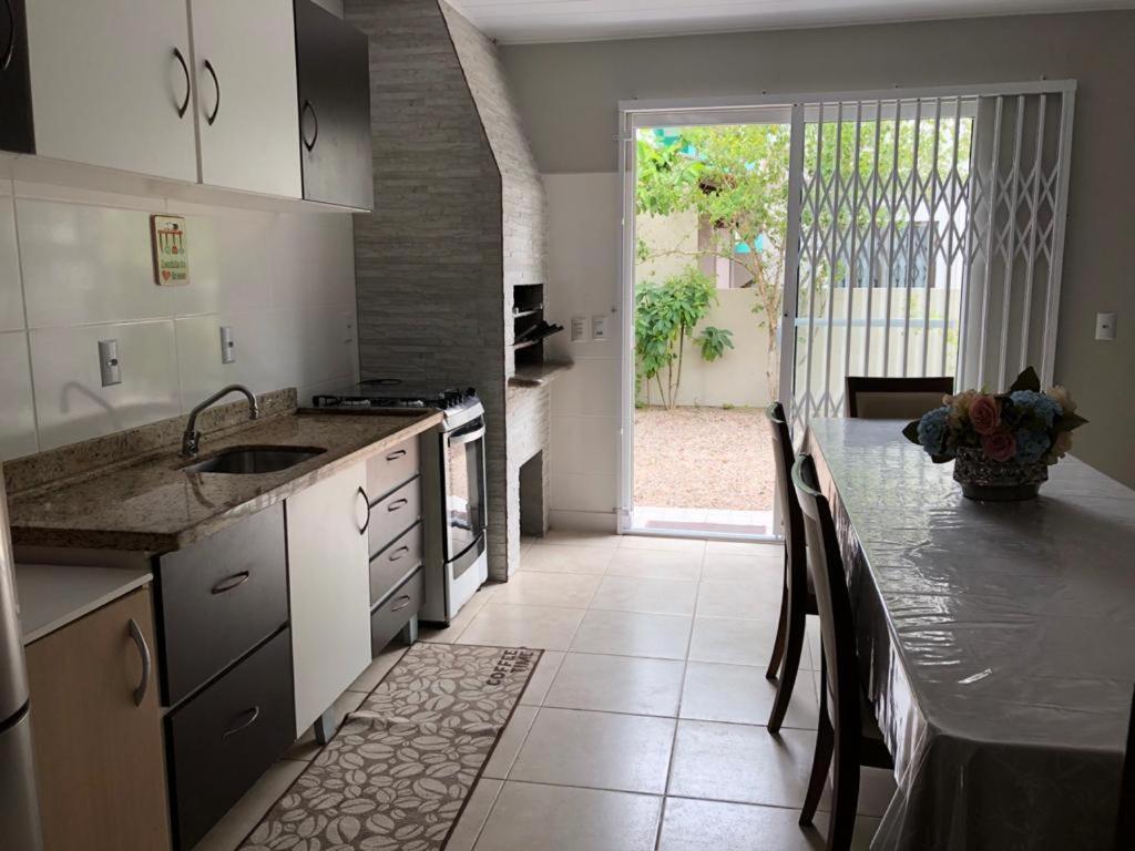 Casa De 03 Dormitorios No Centro De בומבינאס מראה חיצוני תמונה
